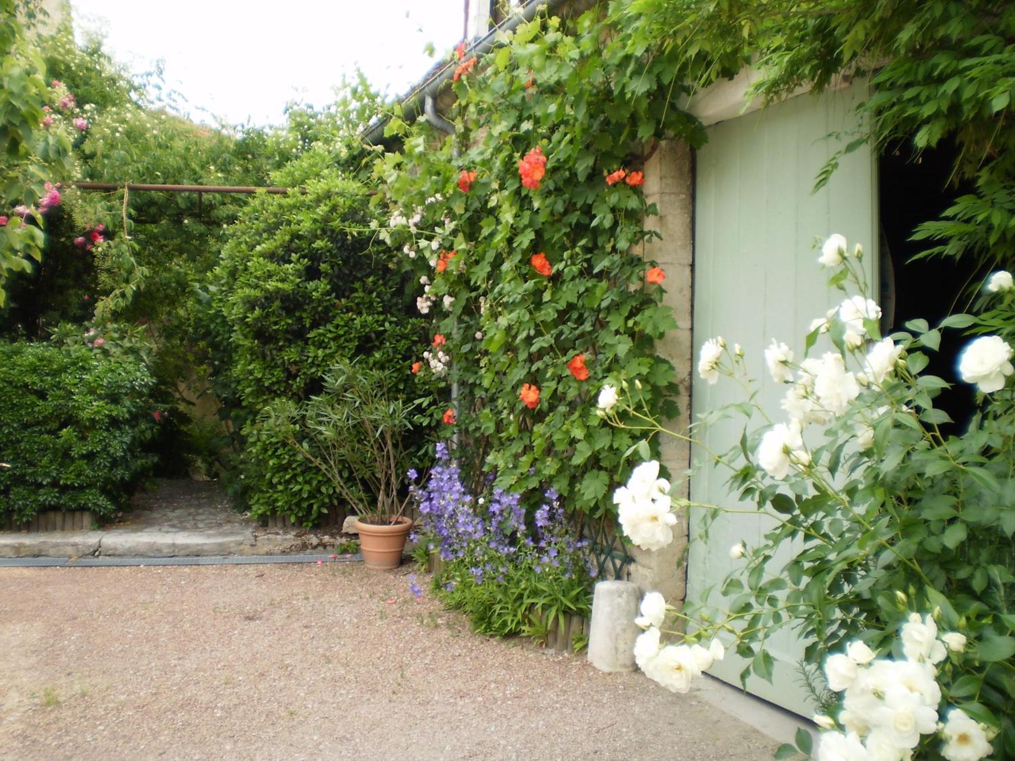 Logis Hotel Saint-Joseph Sancoins Exterior photo